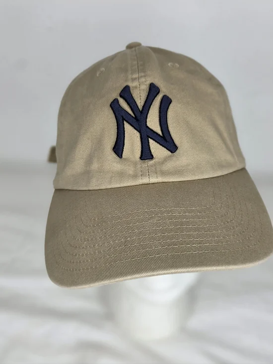 47th Brand New York Yankees Khaki Baseball Cap with Navy Logo - Picture 1 of 10